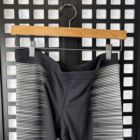 🖤 Nike Dri-FIT/Stay Warm Leggings Black Gray Striped Women NWT Stretch 🖤 - Picture 3 of 17